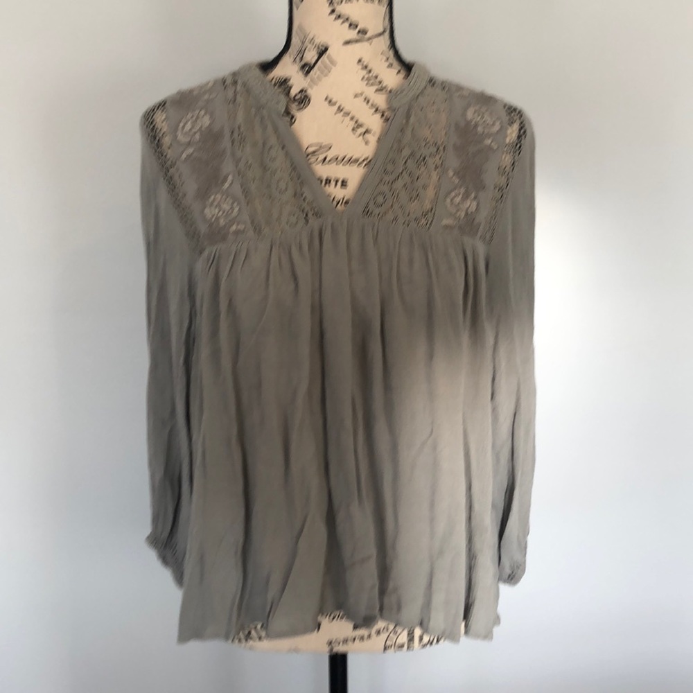 OβNeill womenβs size XS gray top.